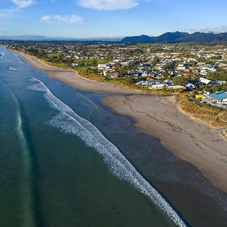 Tasman Holiday Parks - Waihi Beach Eksteriør bilde Aerial view of the beach at Waikuku
