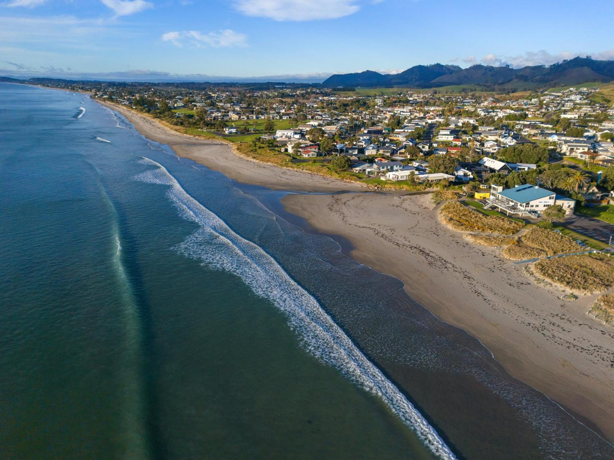 Tasman Holiday Parks - Waihi Beach Eksteriør bilde Aerial view of the beach at Waikuku