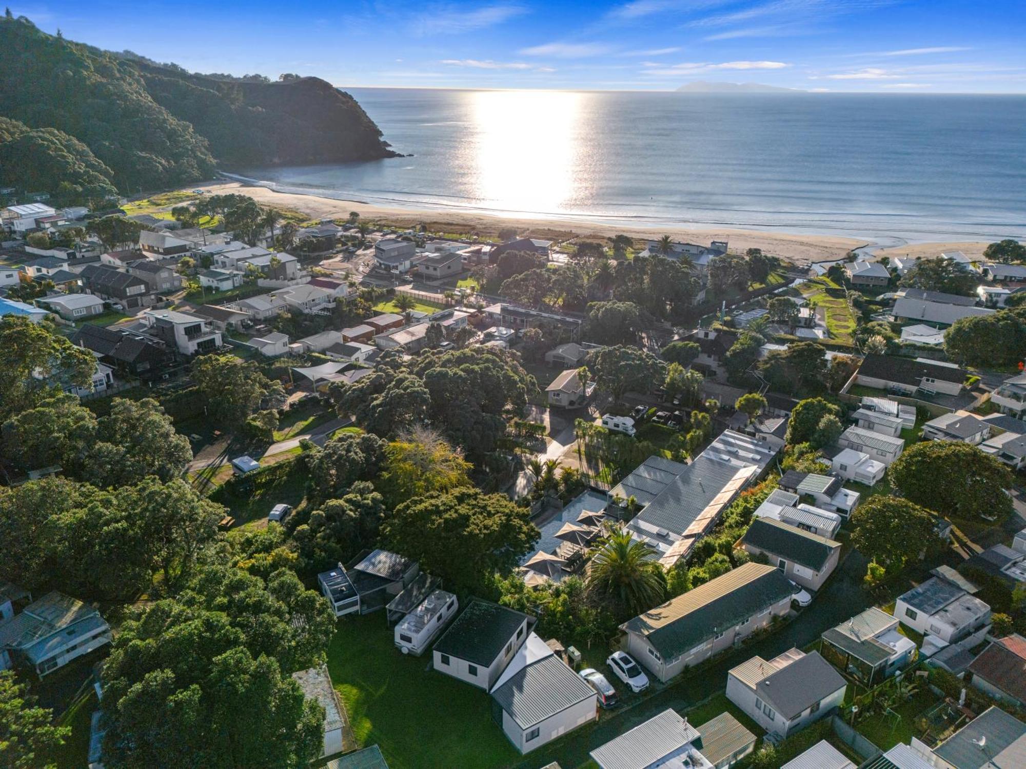 Tasman Holiday Parks - Waihi Beach Eksteriør bilde Aerial view of the town