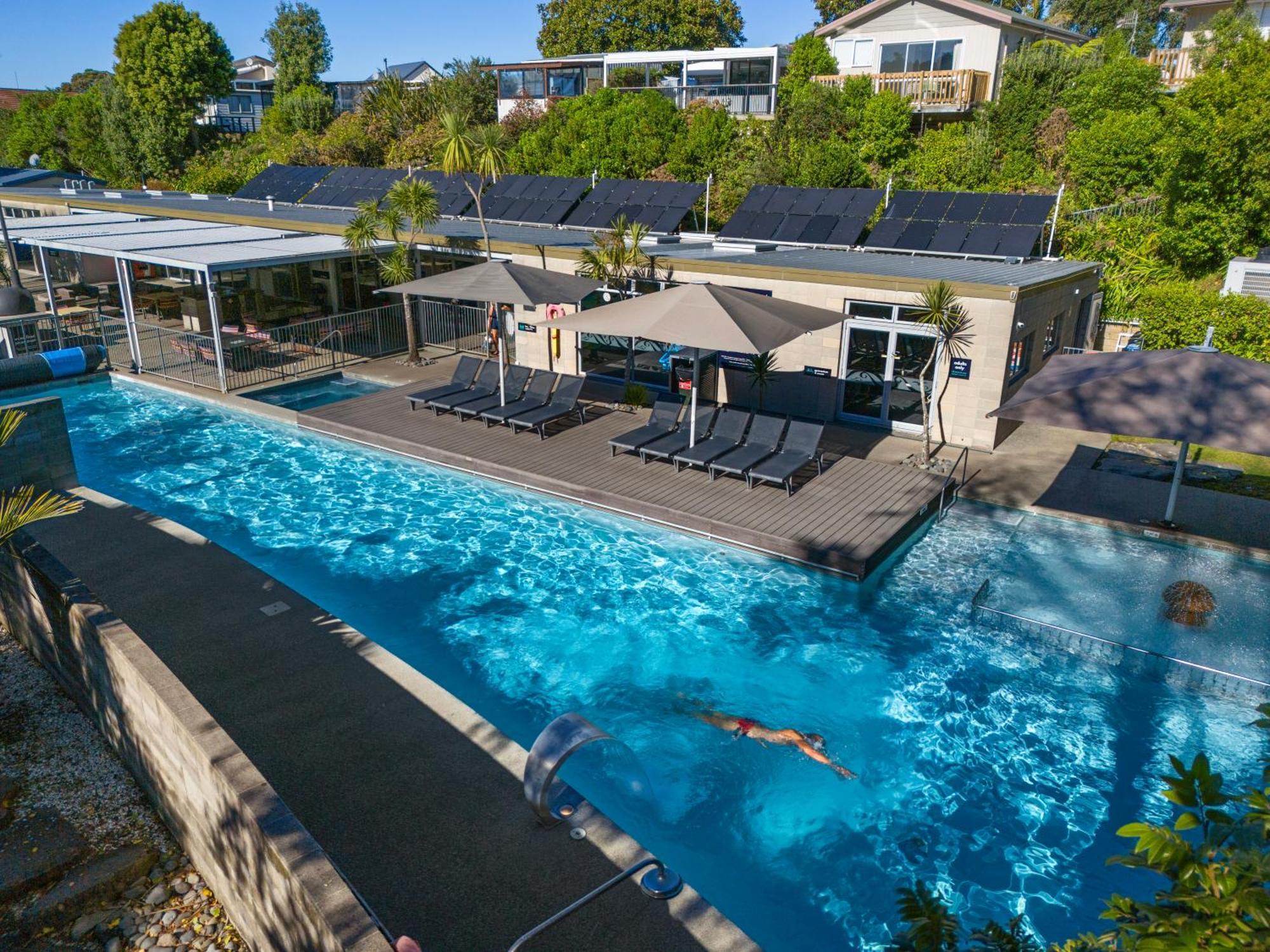 Tasman Holiday Parks - Waihi Beach Eksteriør bilde The swimming pool at the hotel
