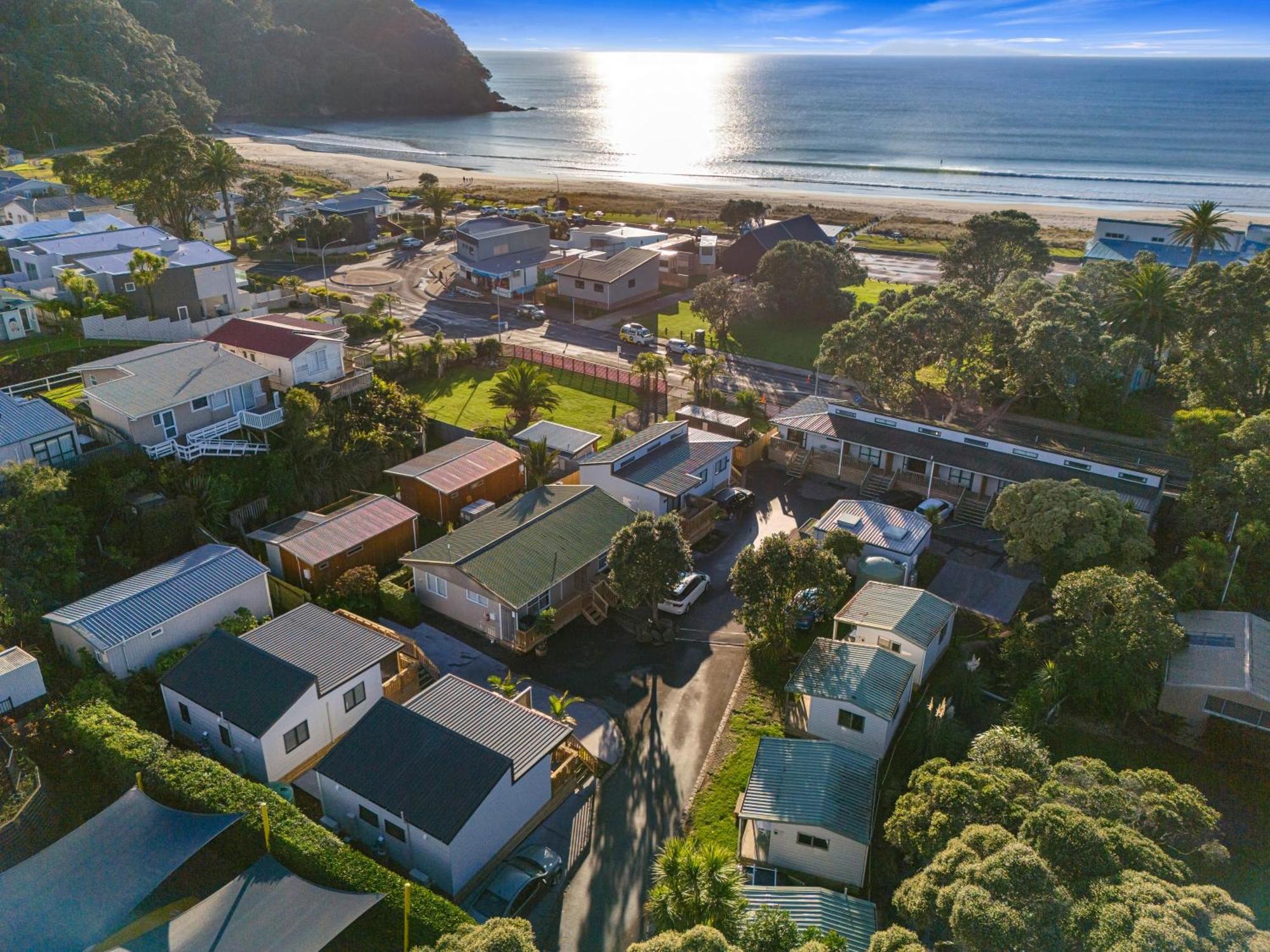 Tasman Holiday Parks - Waihi Beach Eksteriør bilde Aerial view of the town