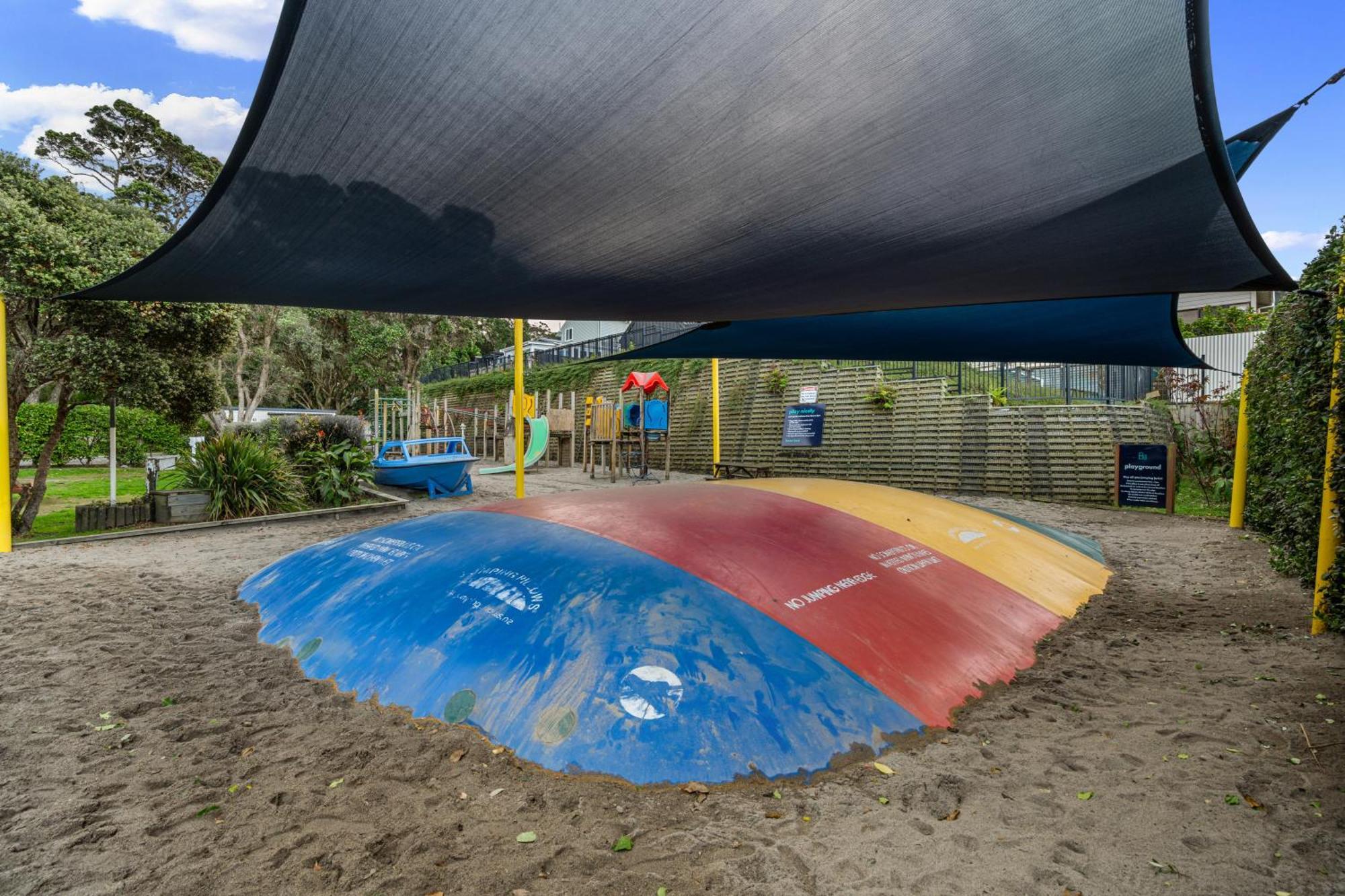 Tasman Holiday Parks - Waihi Beach Eksteriør bilde A jumping pillow at a playground in New Zealand