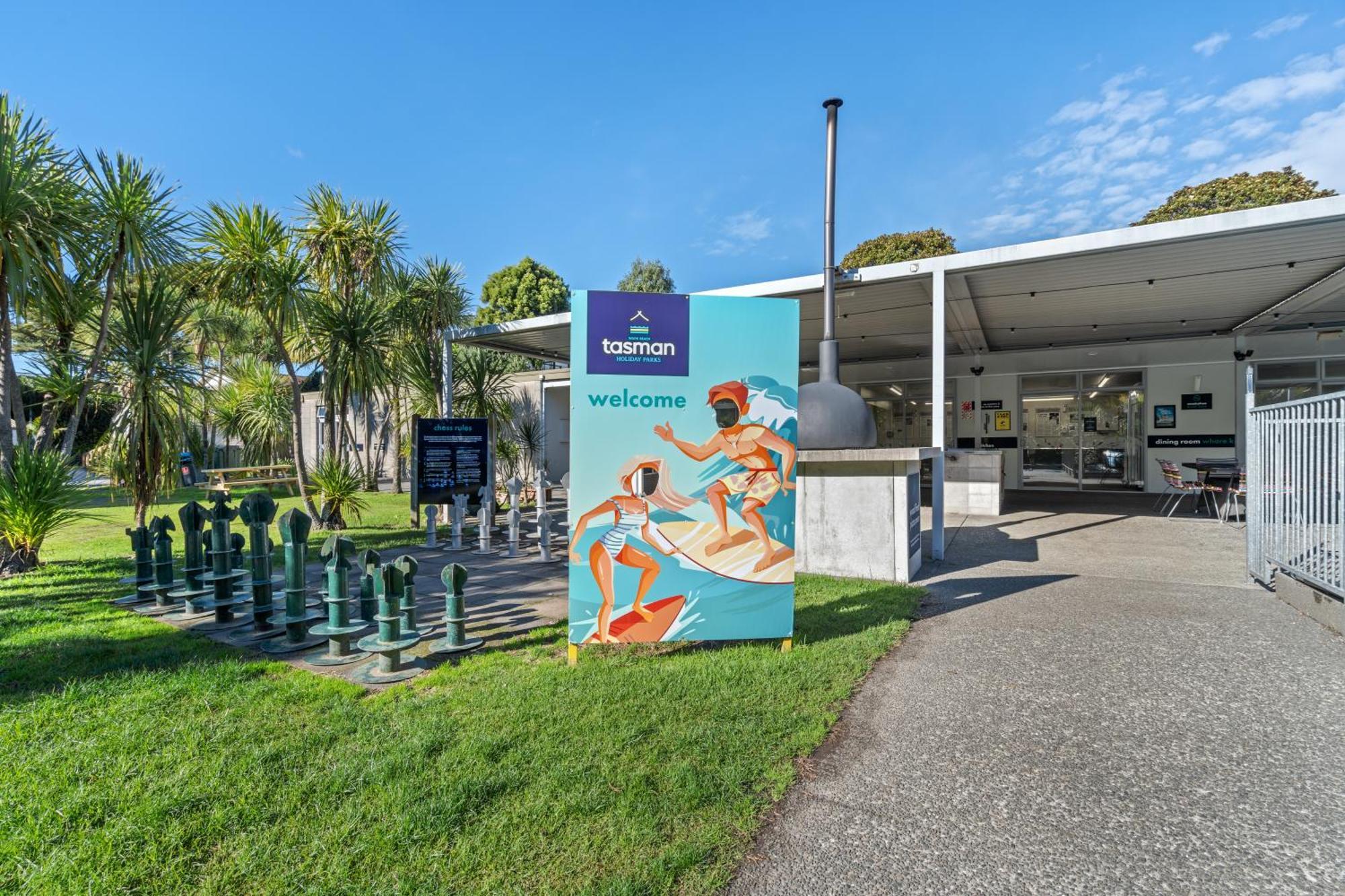 Tasman Holiday Parks - Waihi Beach Eksteriør bilde The entrance to the pool