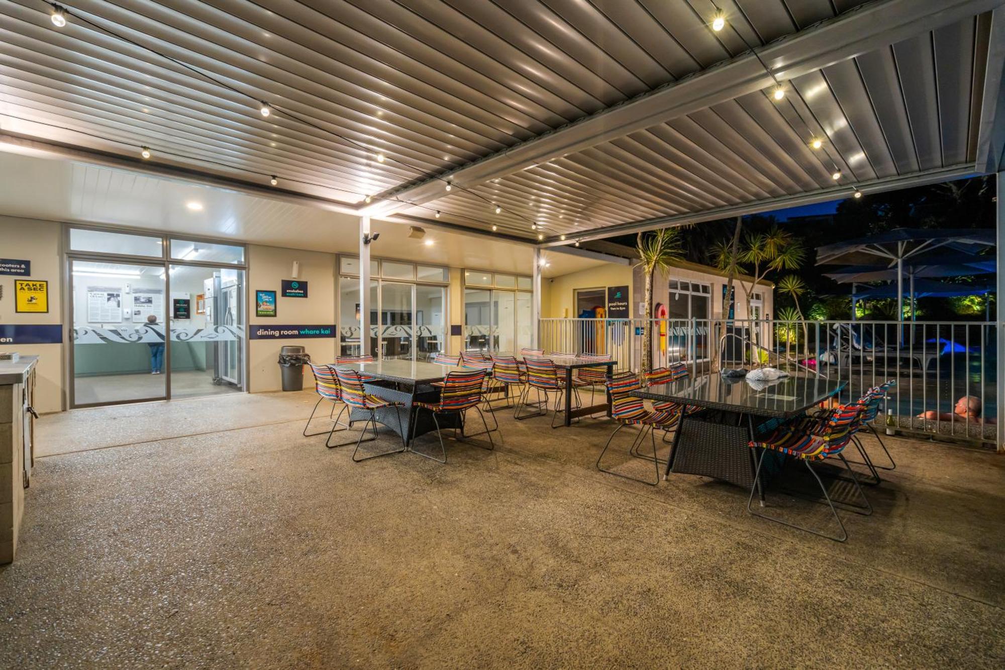 Tasman Holiday Parks - Waihi Beach Eksteriør bilde The pool deck at the 2012 Commonwealth Games Village