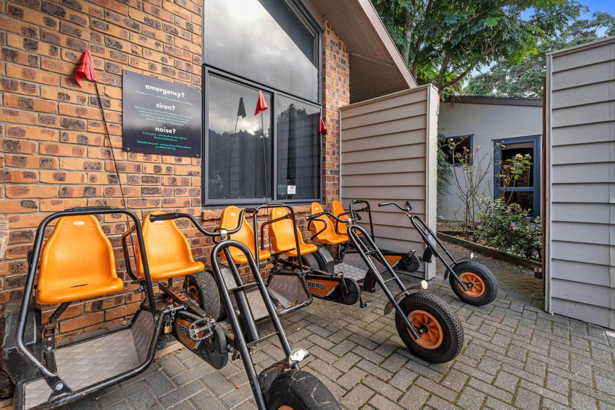 Tasman Holiday Parks - Waihi Beach Eksteriør bilde The bike share at the visitor centre