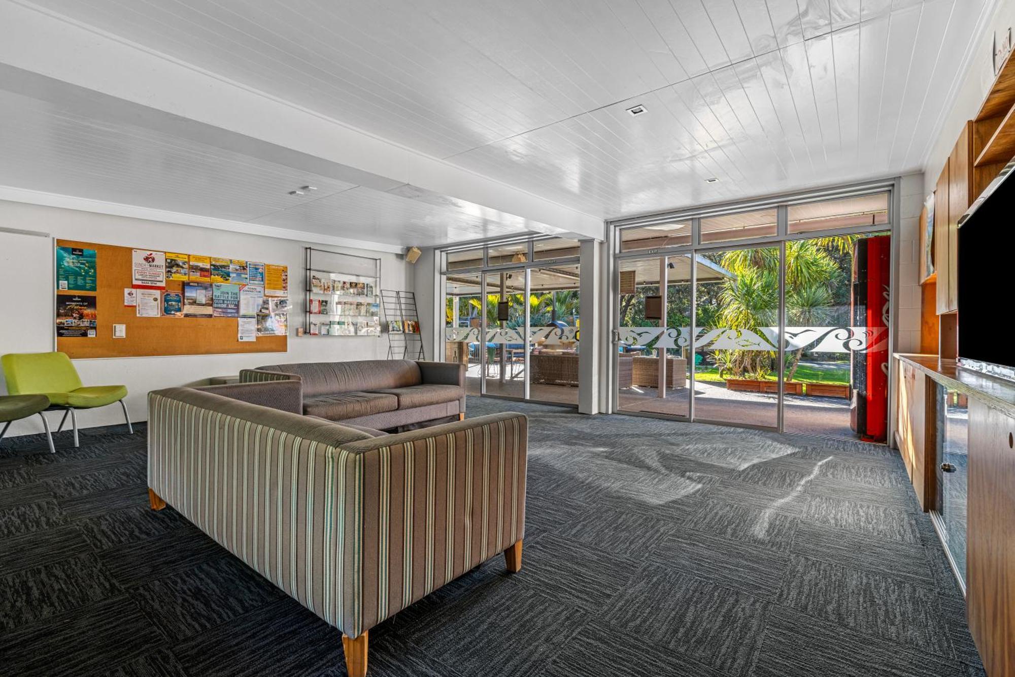 Tasman Holiday Parks - Waihi Beach Eksteriør bilde The interior of the school's main building
