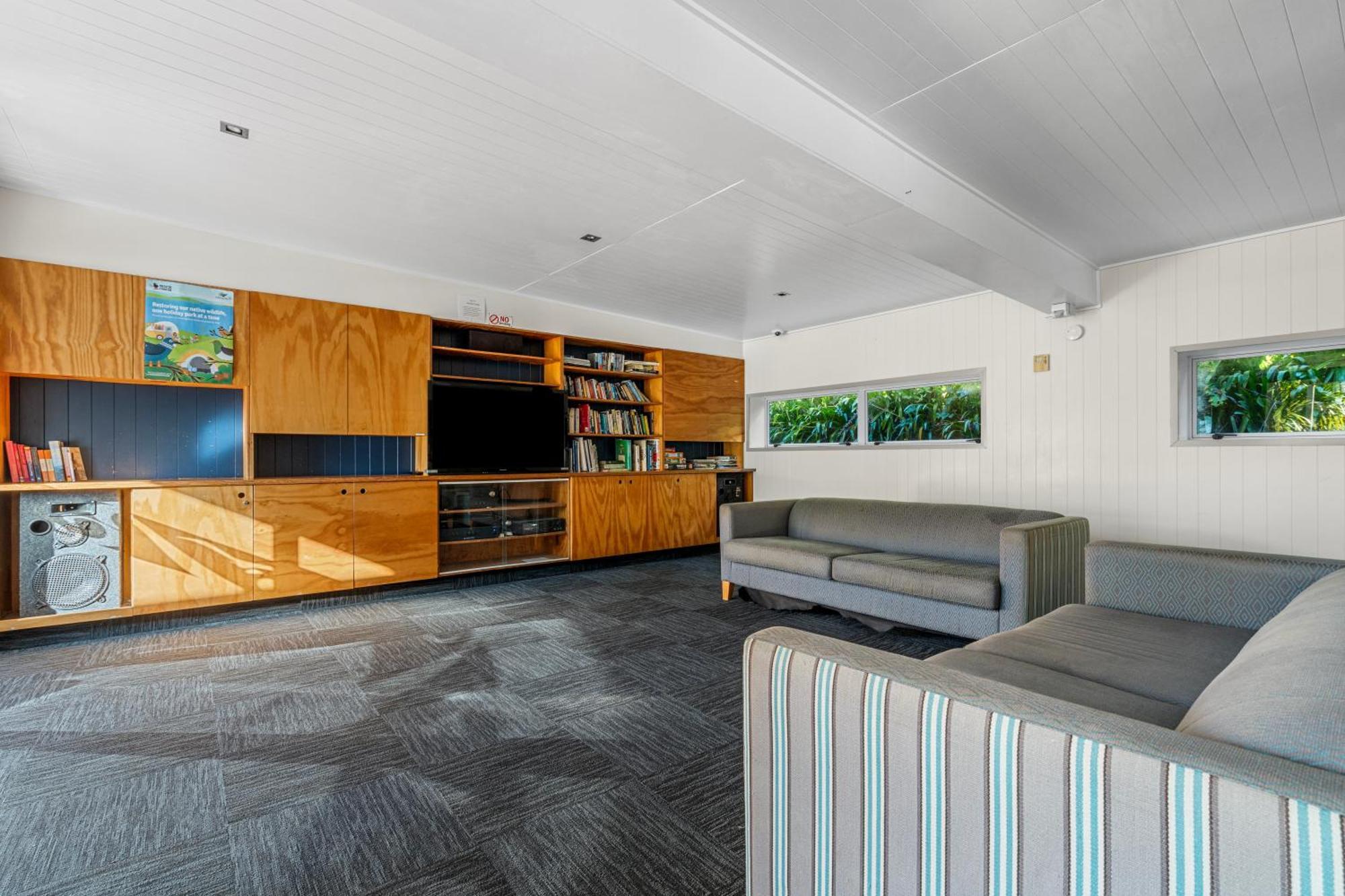 Tasman Holiday Parks - Waihi Beach Eksteriør bilde Interior of the house