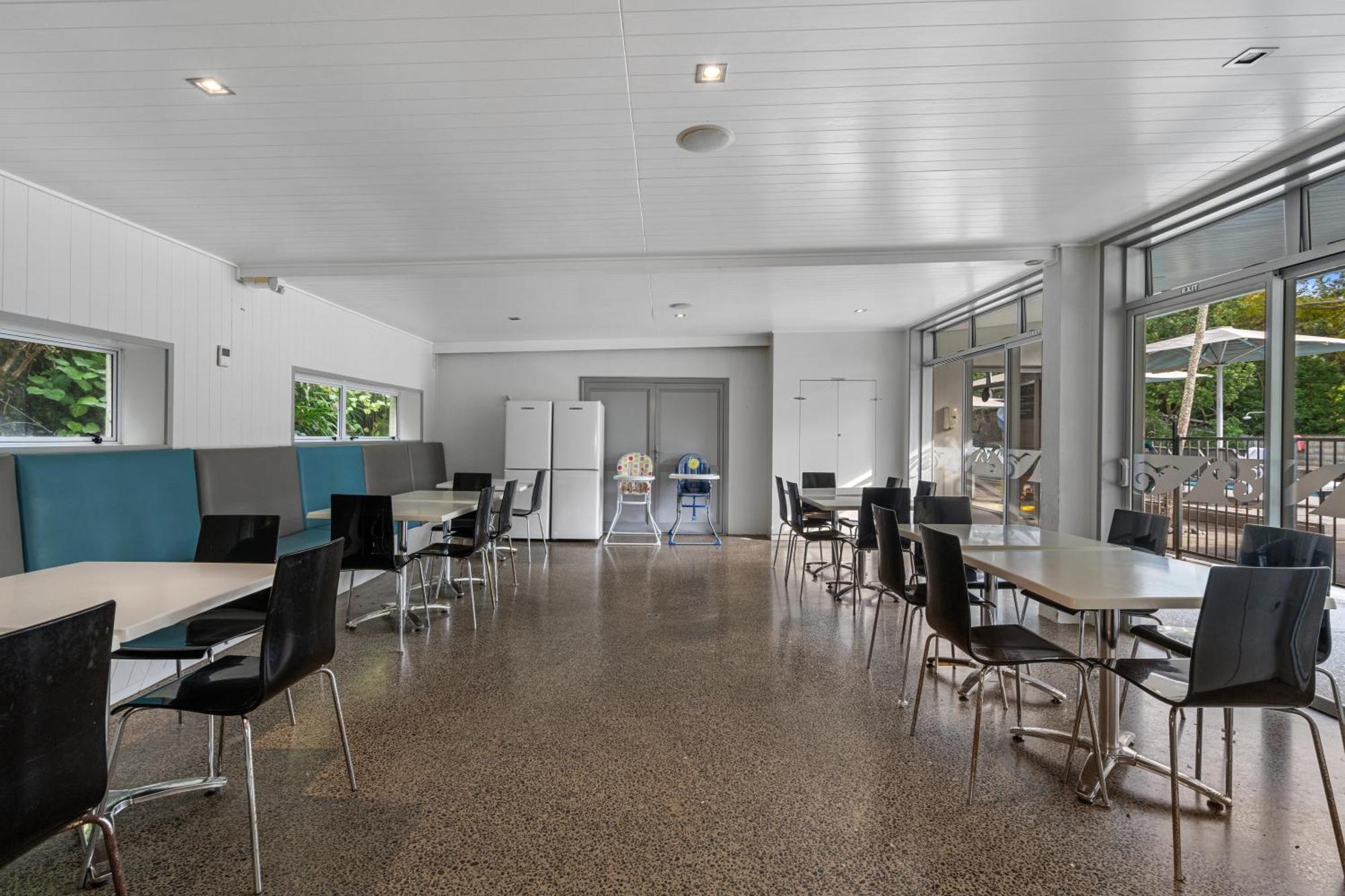 Tasman Holiday Parks - Waihi Beach Eksteriør bilde The interior of the library