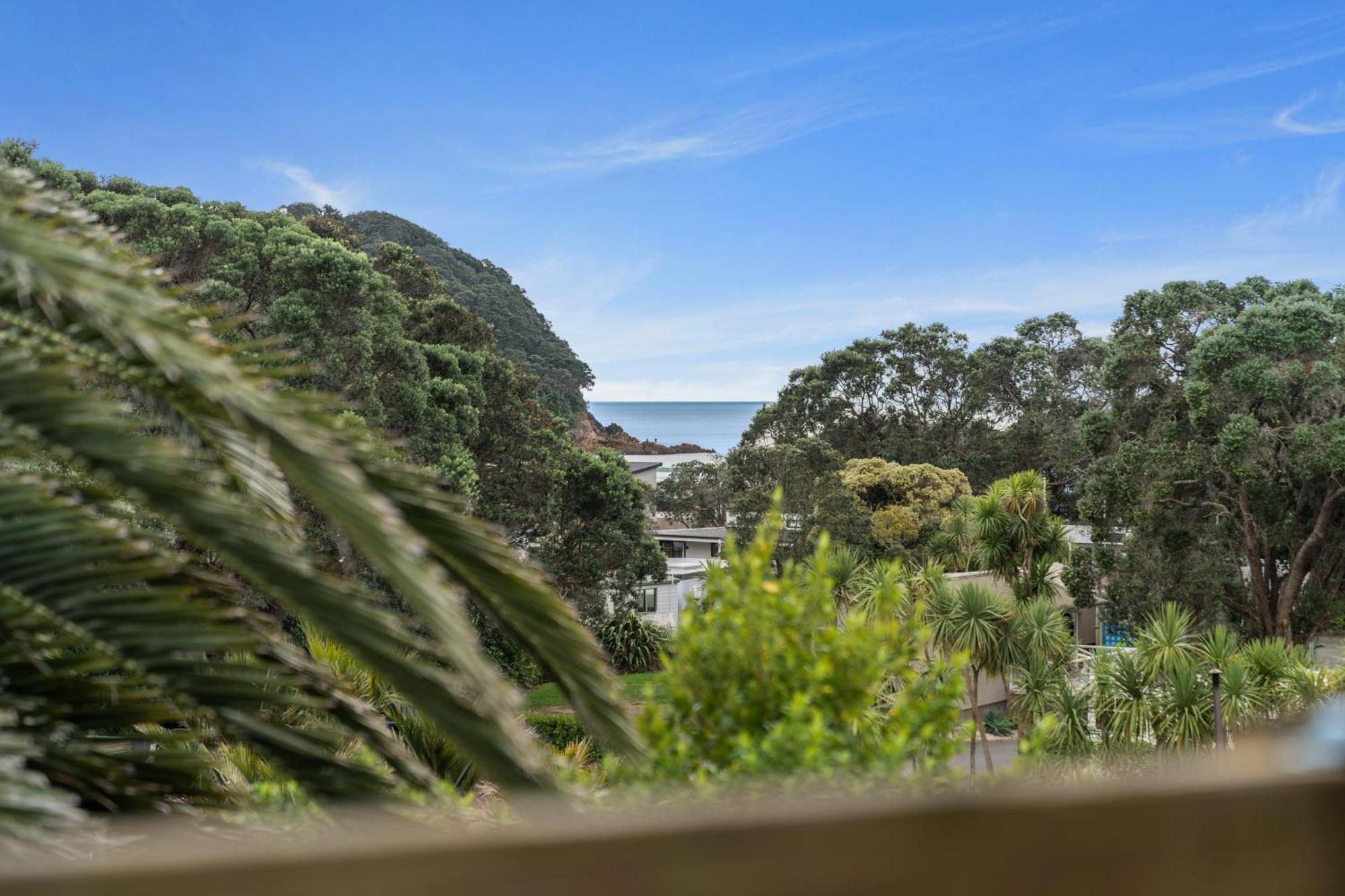 Tasman Holiday Parks - Waihi Beach Eksteriør bilde View of the bay from the town
