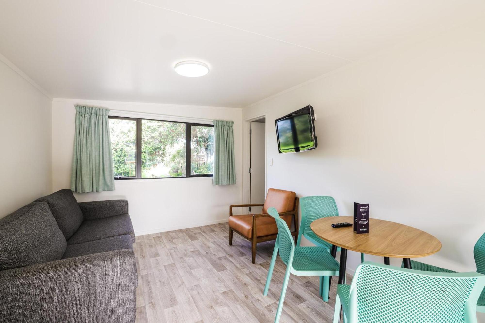 Tasman Holiday Parks - Waihi Beach Eksteriør bilde Living area of a one bedroom apartment