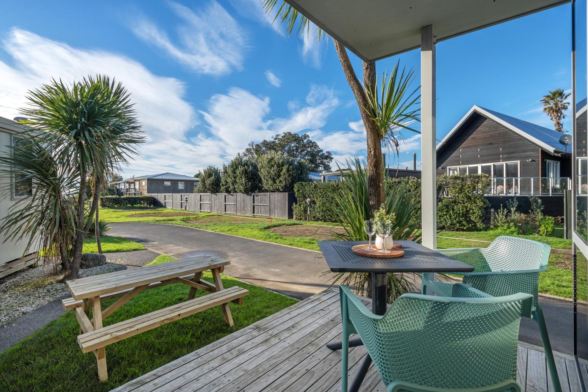 Tasman Holiday Parks - Waihi Beach Eksteriør bilde A view of the deck at the beach house