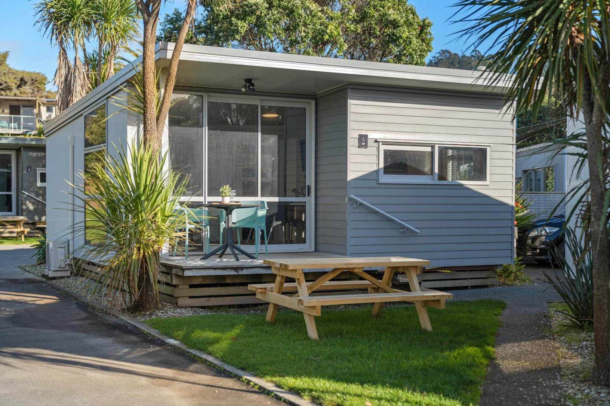 Tasman Holiday Parks - Waihi Beach Eksteriør bilde A bach at a holiday park in New Zealand