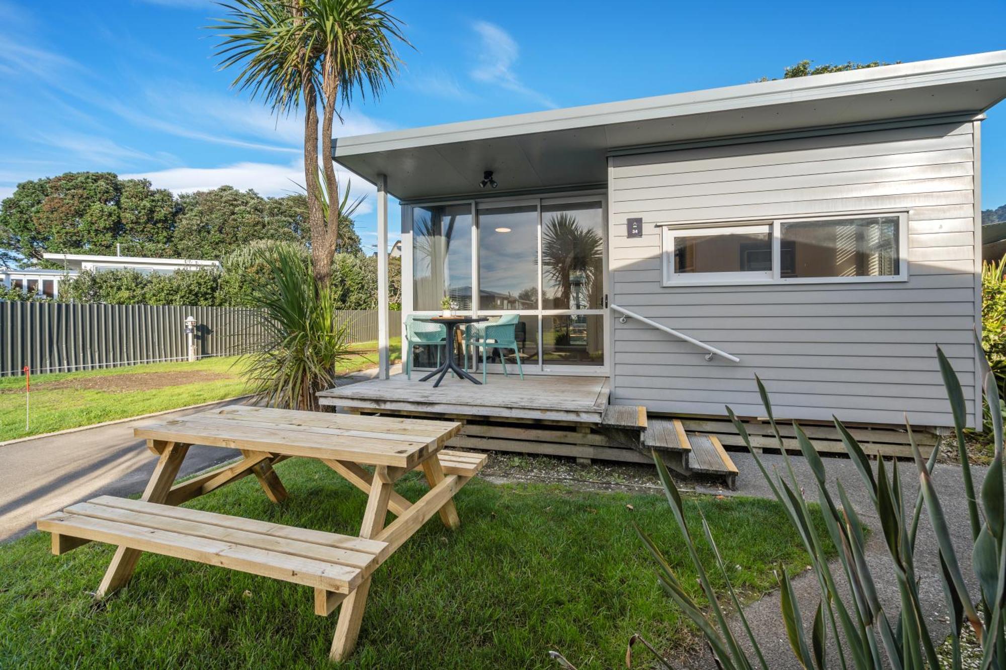 Tasman Holiday Parks - Waihi Beach Eksteriør bilde A bach at Waikare