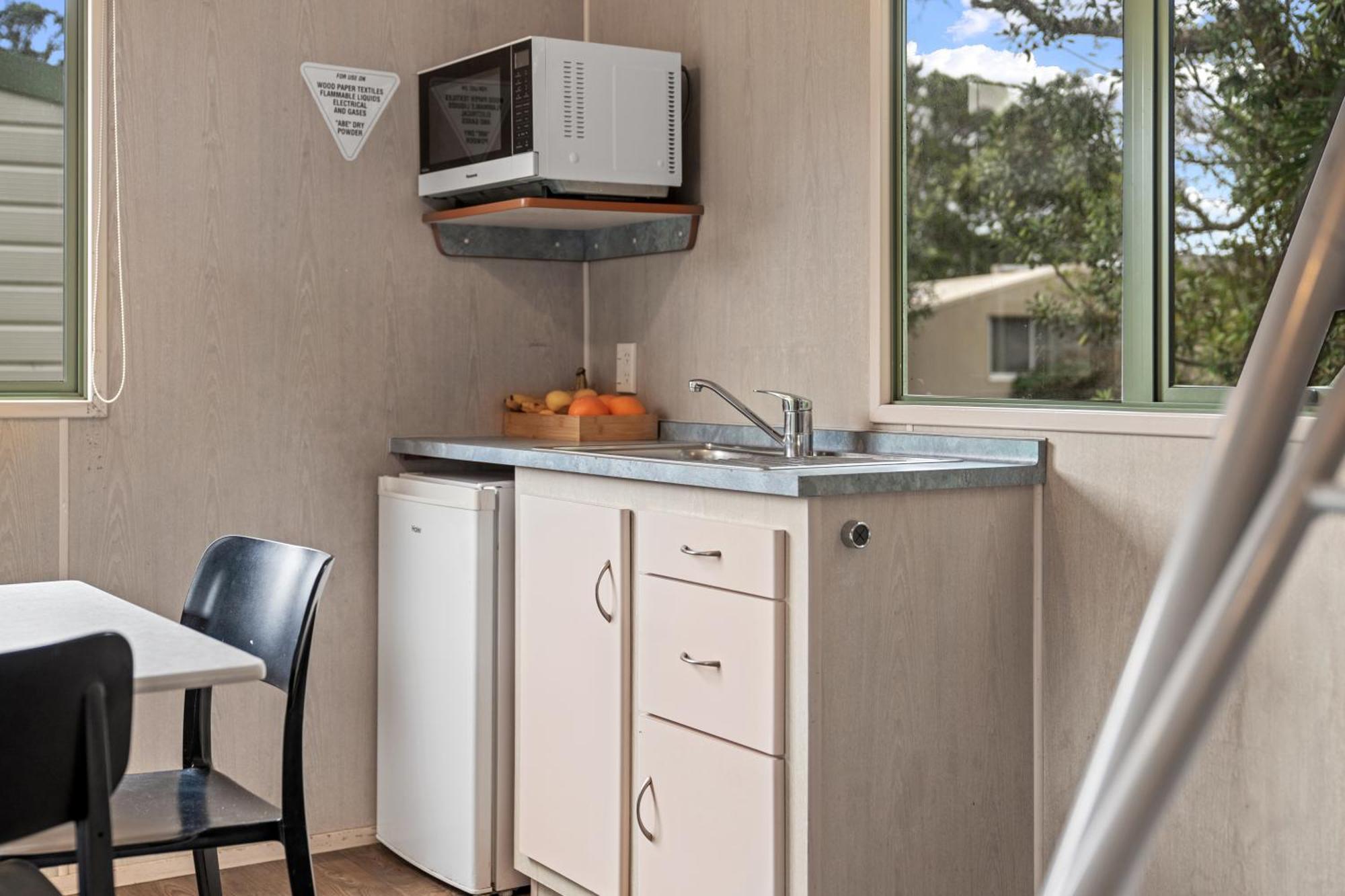 Tasman Holiday Parks - Waihi Beach Eksteriør bilde A typical kitchen in a typical studio
