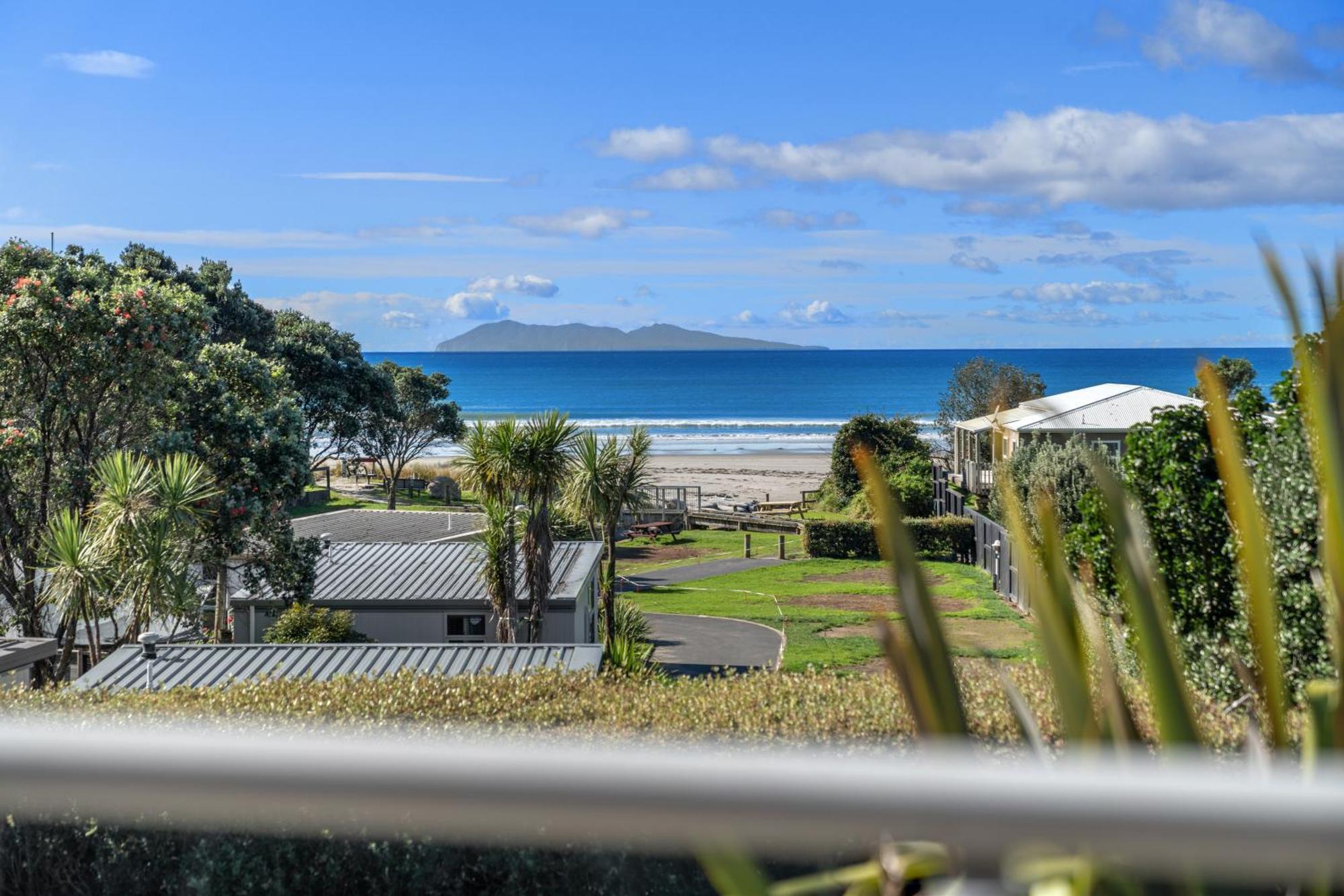 Tasman Holiday Parks - Waihi Beach Eksteriør bilde View of the bay from the town