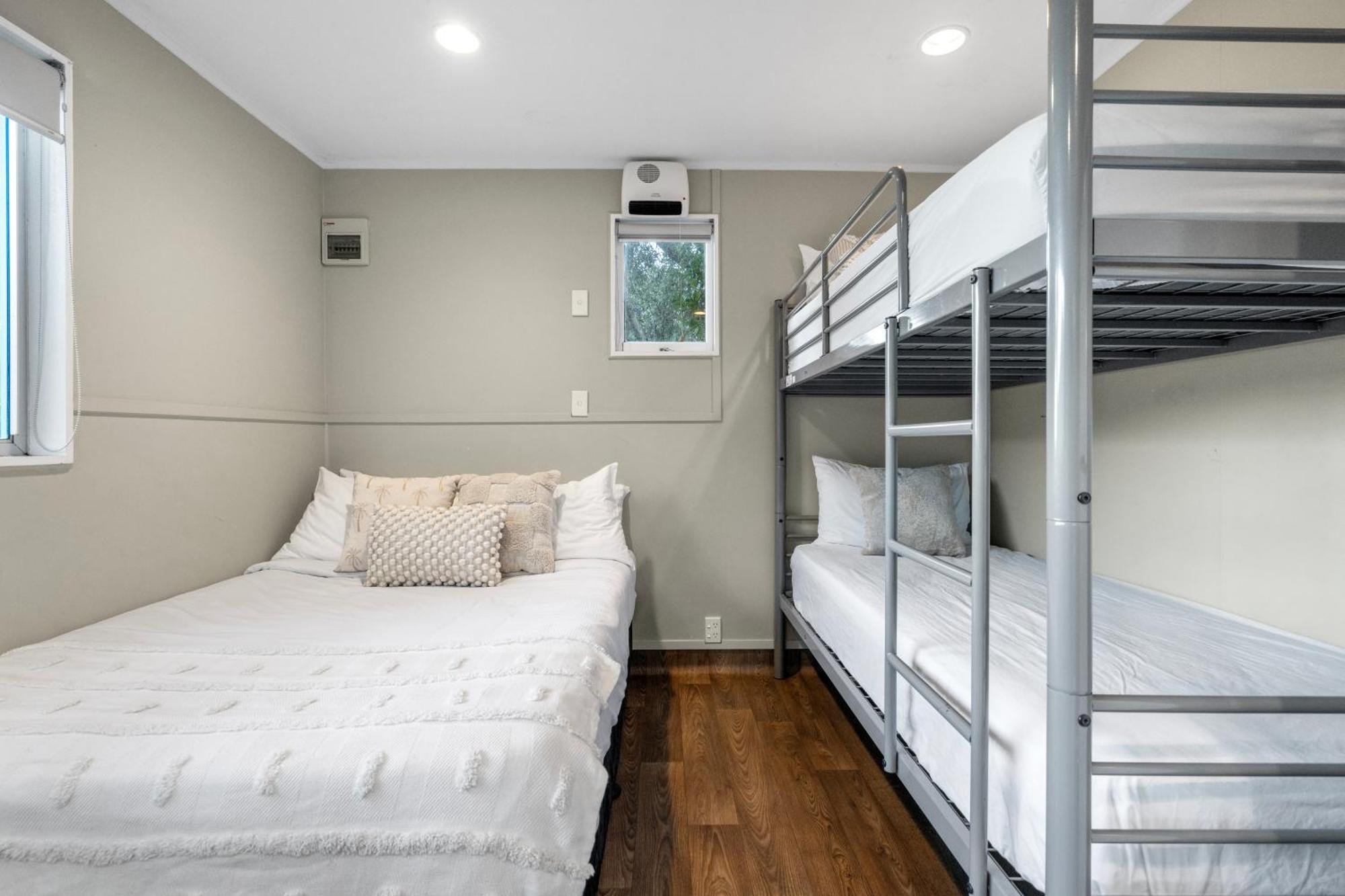 Tasman Holiday Parks - Waihi Beach Eksteriør bilde Bunk beds in a cabin
