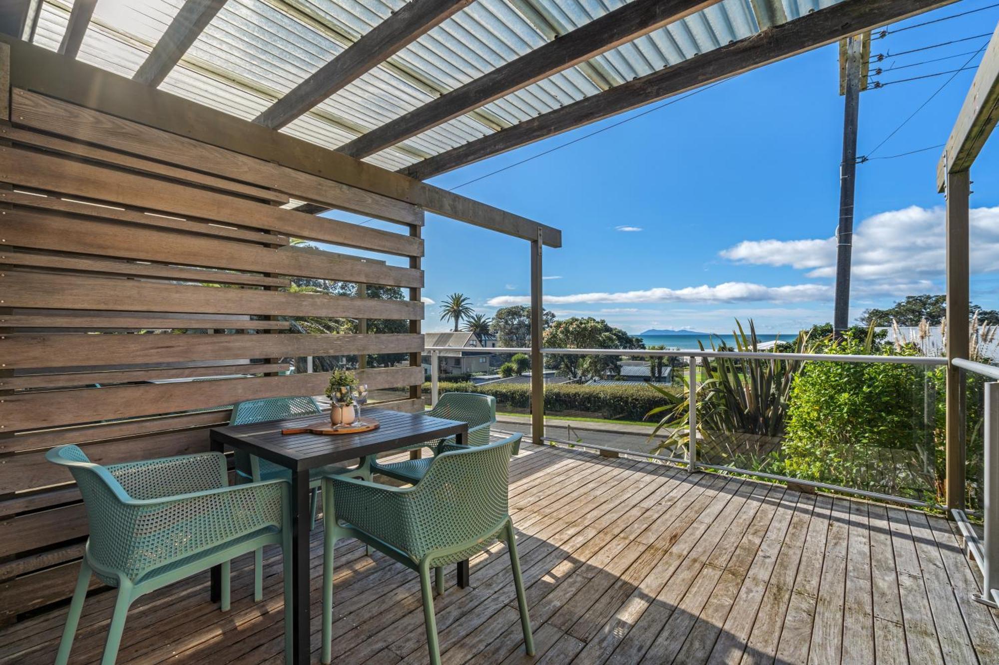 Tasman Holiday Parks - Waihi Beach Eksteriør bilde A deck in New Zealand