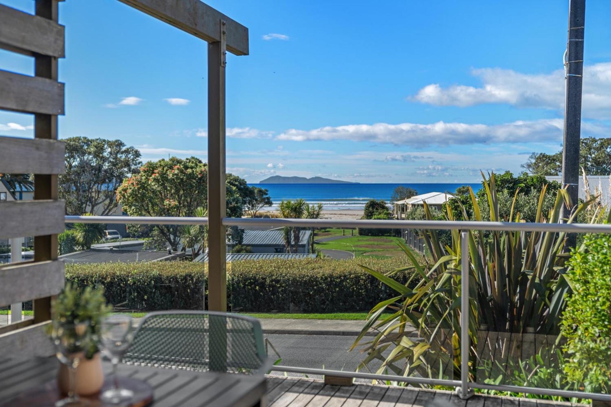 Tasman Holiday Parks - Waihi Beach Eksteriør bilde View of the bay from a house in Red Beach
