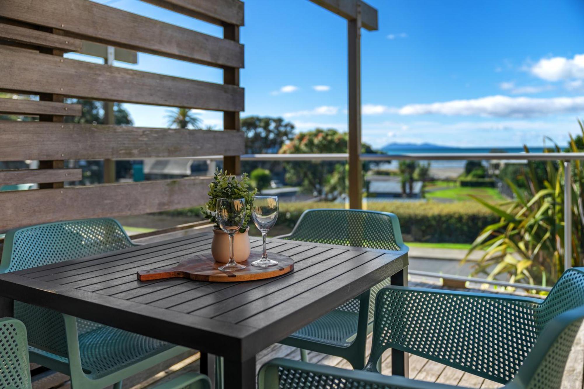 Tasman Holiday Parks - Waihi Beach Eksteriør bilde A balcony in New Zealand