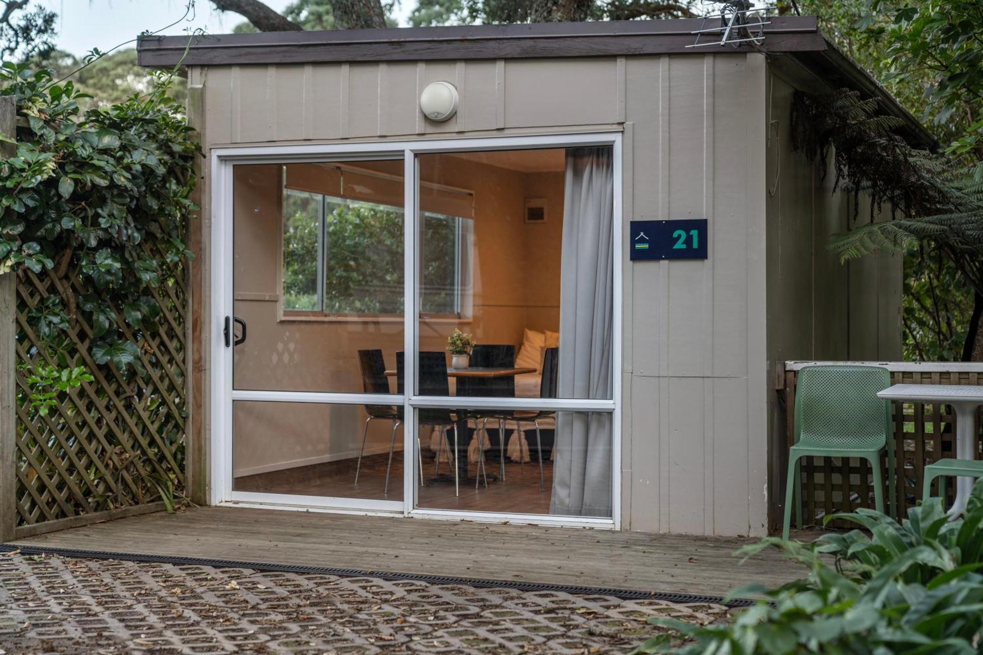 Tasman Holiday Parks - Waihi Beach Eksteriør bilde A garden room in Auckland, New Zealand